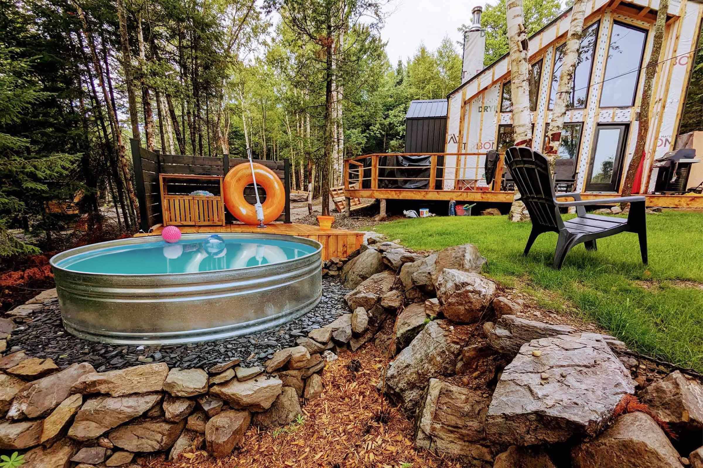 Stock Tank Pool Québec – Piscine en métal abordable pour amis et famille en automne à Mont-Saint-Hilaire