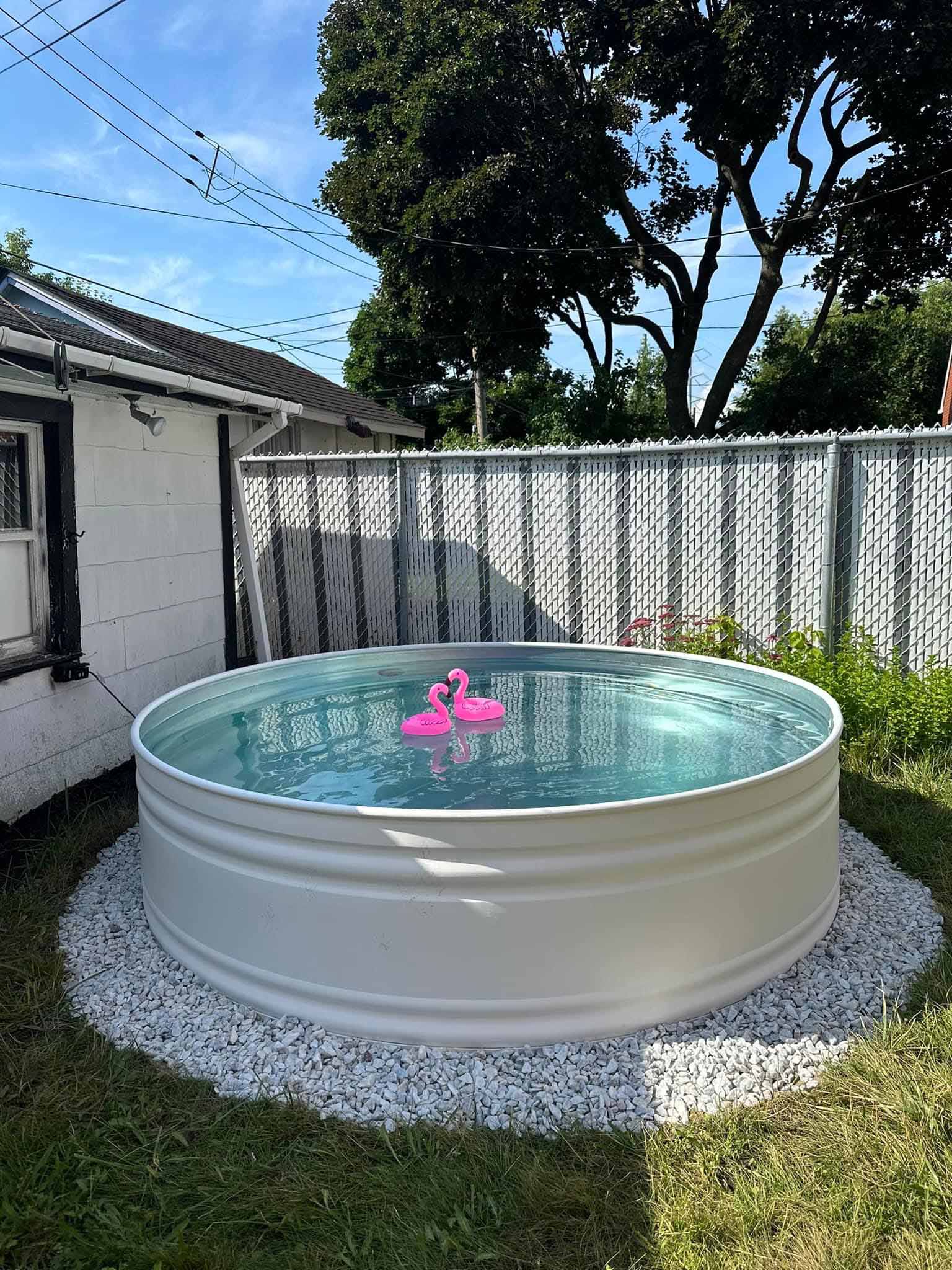 Stock Tank Pool Québec – Piscine pour amis et famille