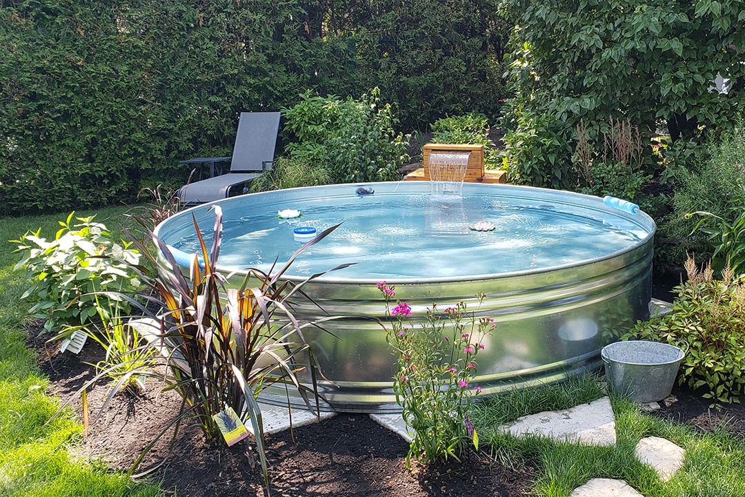 Stock Tank Pool dans un jardin verdoyant