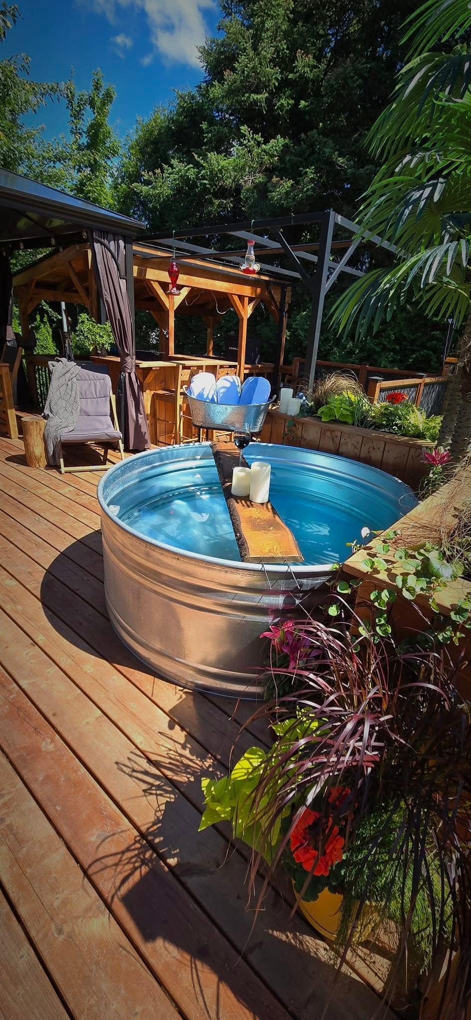 Piscine rustique dans une cour arrière au Québec