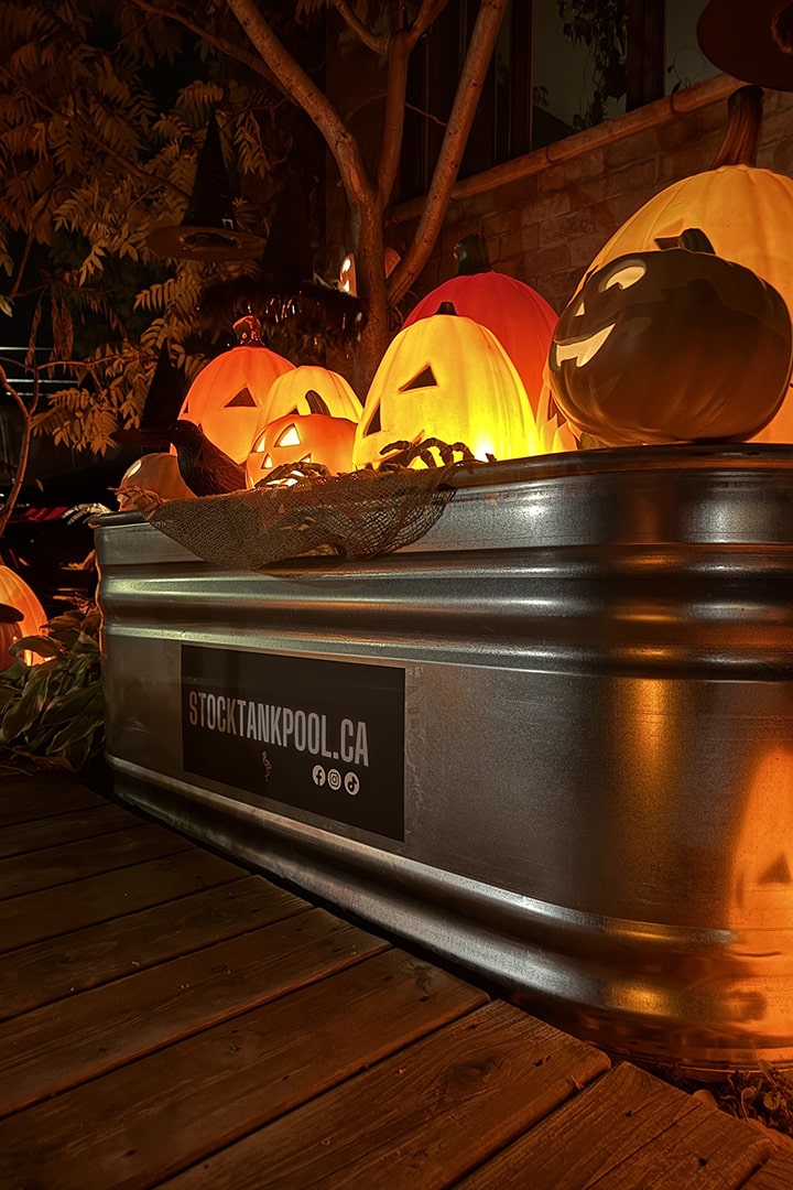 Stock Tank Pool avec décoration Halloween