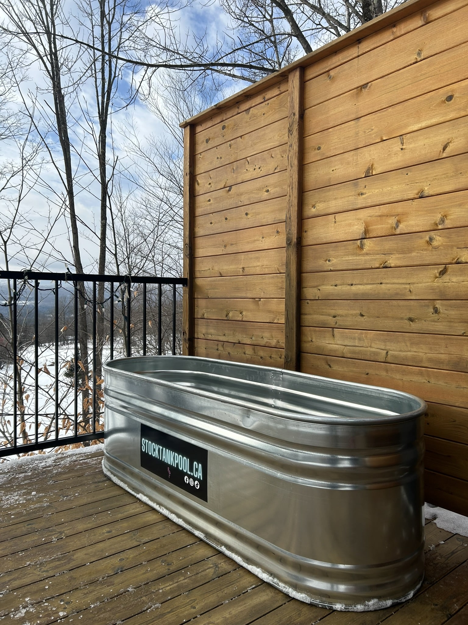 Stock Tank Pool avec deck en bois au Québec